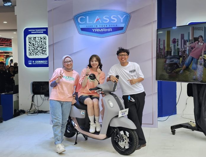 Zee Asadel hadir memamerkan dua warna baru Yamaha Fazzio Hybrid dan versi modifikasinya